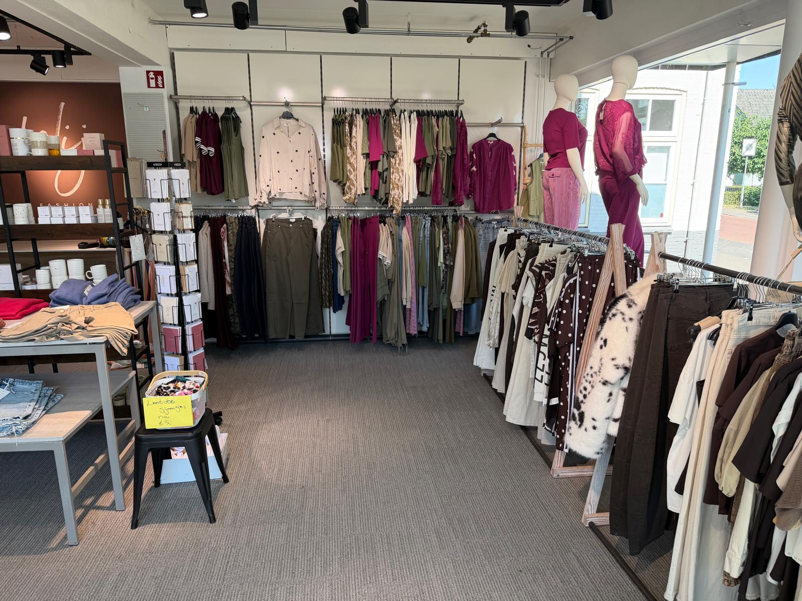 Kledingrekken en paspoppen bij Wij Fashion