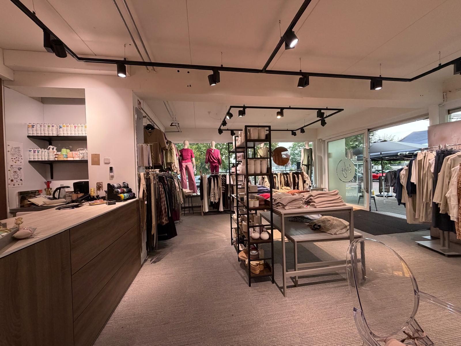Sfeervol overzicht van de winkel van Wij Fashion in Rheden