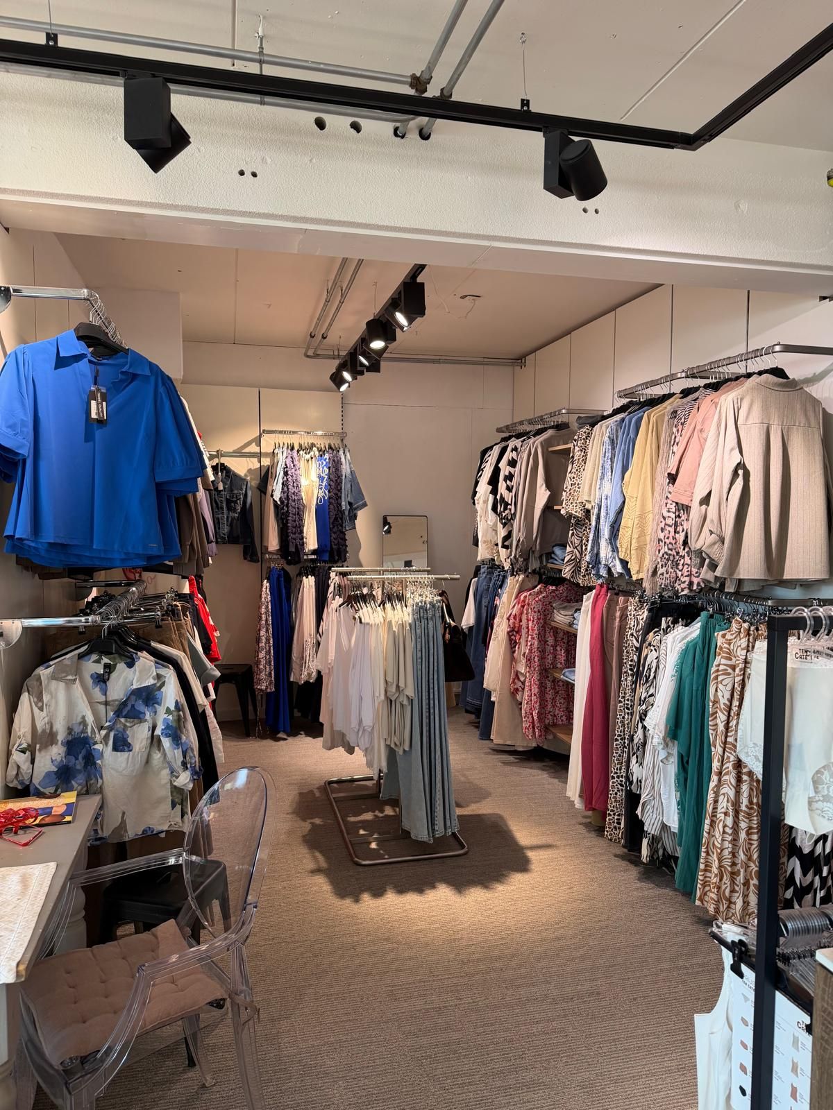 Damesmode in de winkel